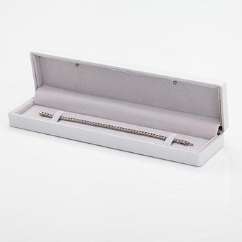 A 14K white gold tennis bracelet with diamonds ca. 5.20 ct in total. With AIG certificate.