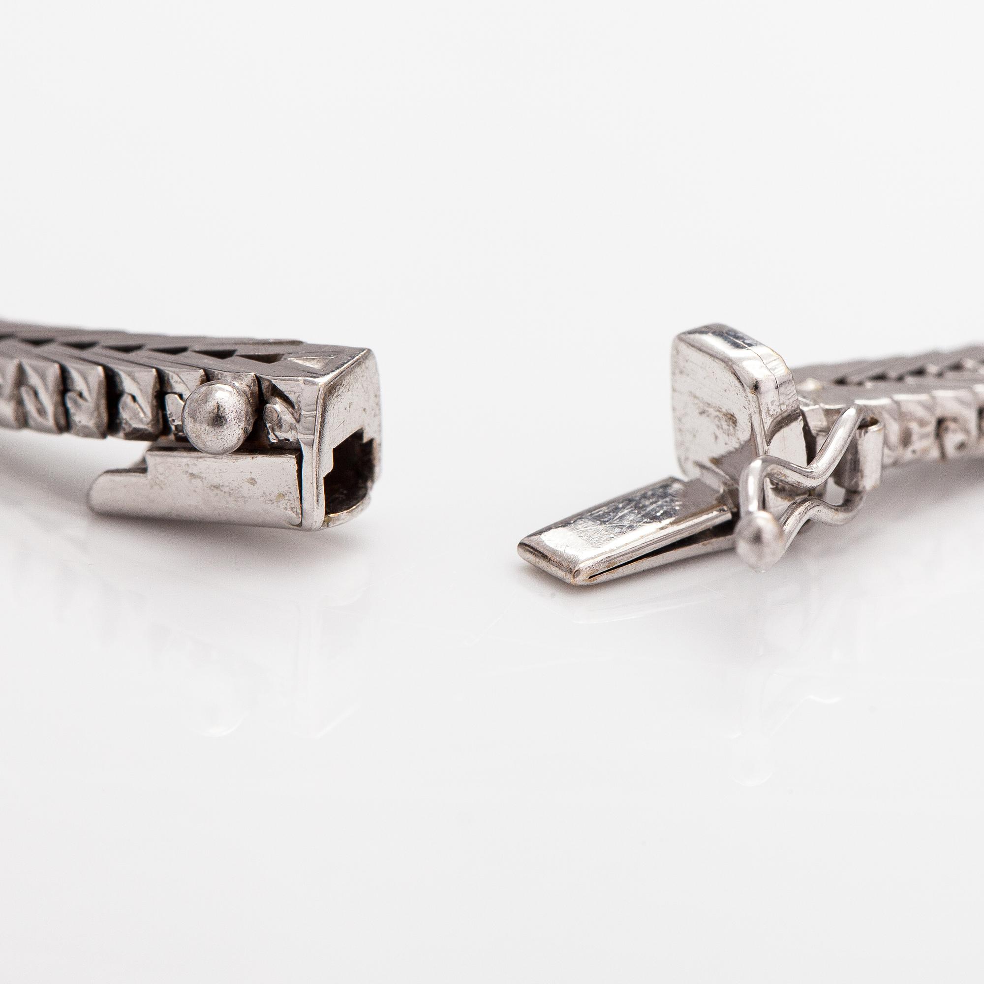 A 14K white gold necklace. Finnish import marks 1979.