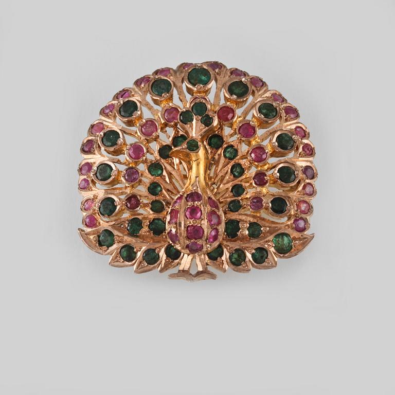 BROSCH, 8K guld med 6 fasettslipade rosa safirer och smaragder,  Vikt 26,2  gram.