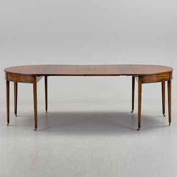 A English George III dining table veneerde with mahogany with two extension leafs from the late 18th century.