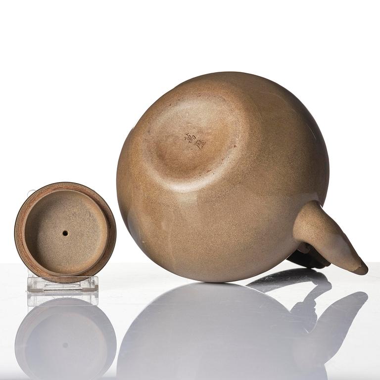 A Yixing tea pot with cover, Qing dynasty, 19th century. Marked Wanli.