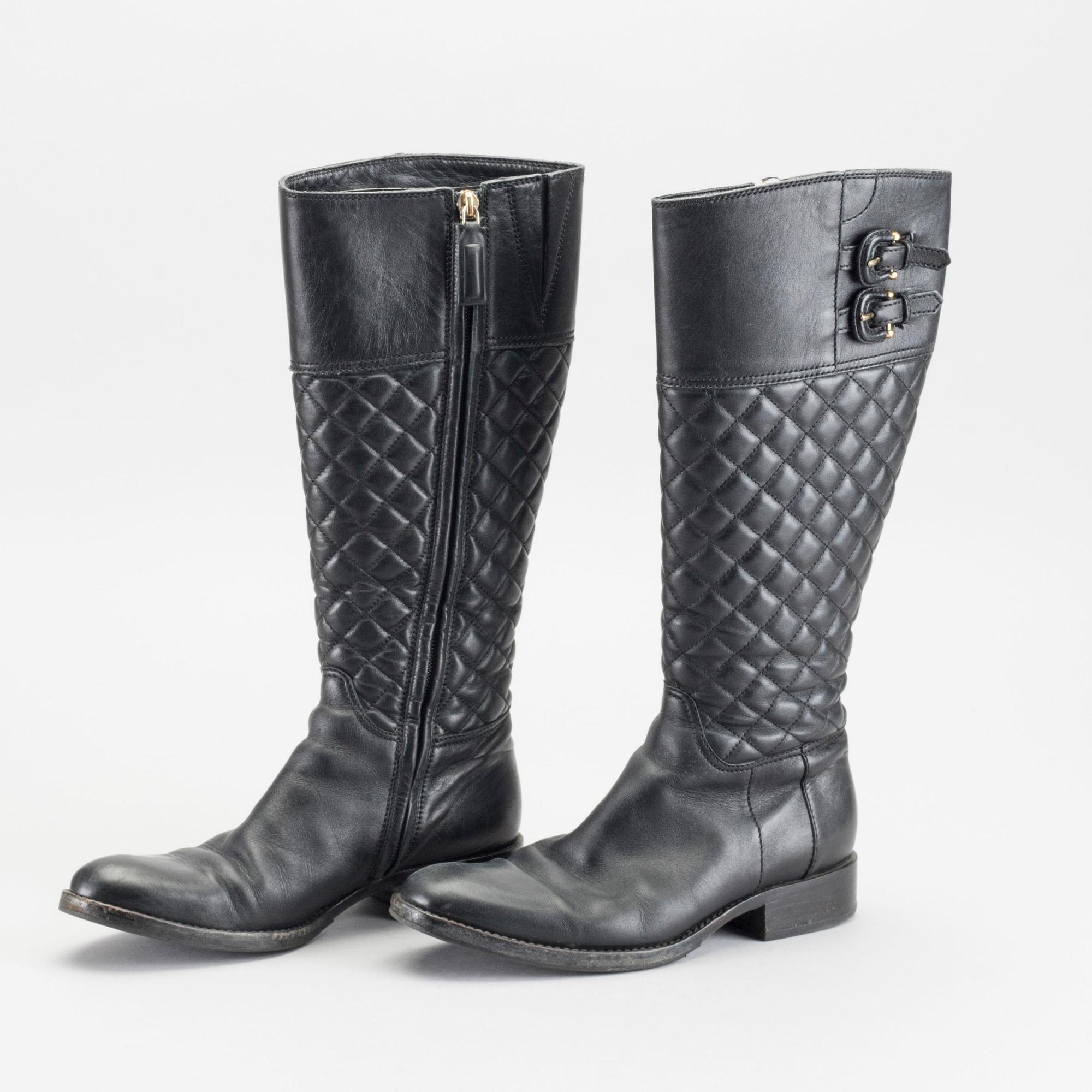 A PAIR OF Sz 36,5 BURBERRY BOOTS.