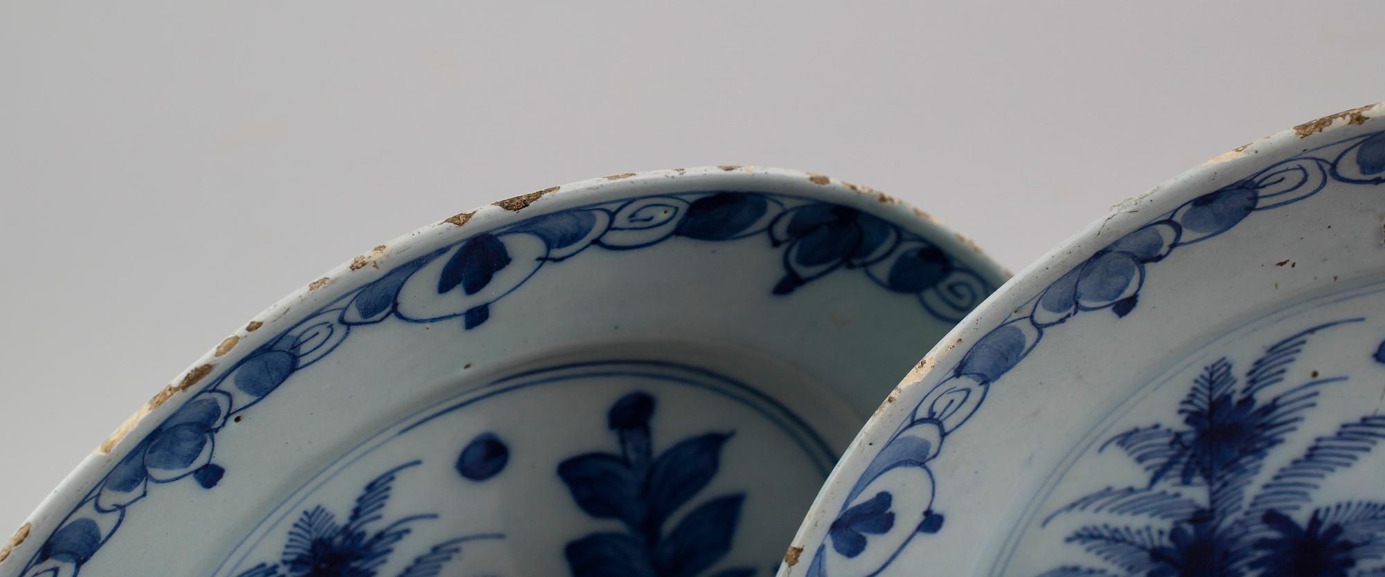 TALLRIKAR, 4 st (2+2), fajans, sannolikt Frankrike, 1800/1900-tal.