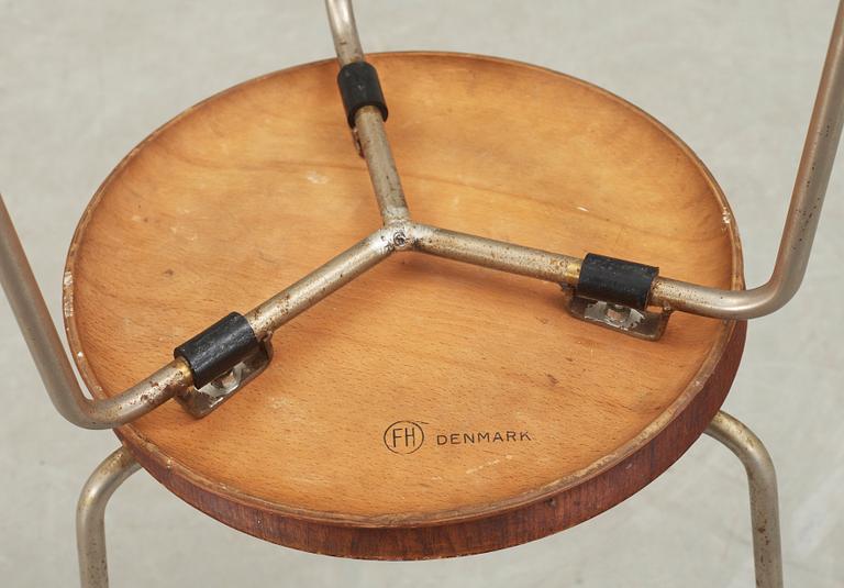 PALLAR, ett par, design Arne Jacobsen, för Fritz Hansen, Danmark. Tidig modell, brännstämplade undertill.