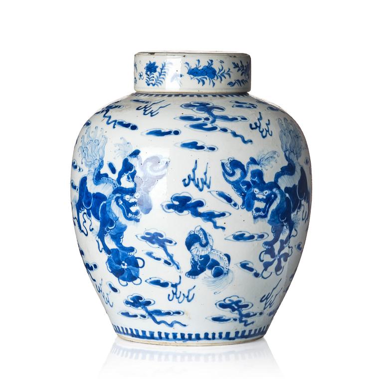 A blue and white jar with cover, Qing dynasty, 19th century.