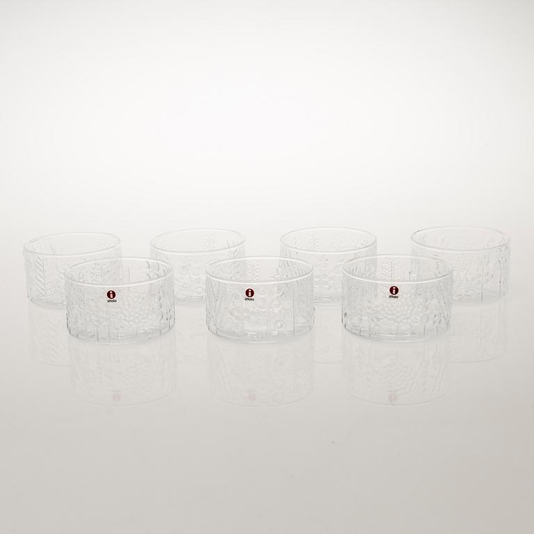 OIVA TOIKKA, a 13-piece 'Flora' glassware for Nuutajärvi Notsjö. In production 1966-1991.