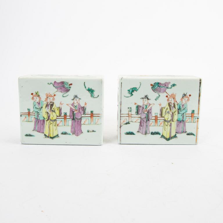 Kuddar, två stycken, porslin. Kina, tidigt 1900-tal.