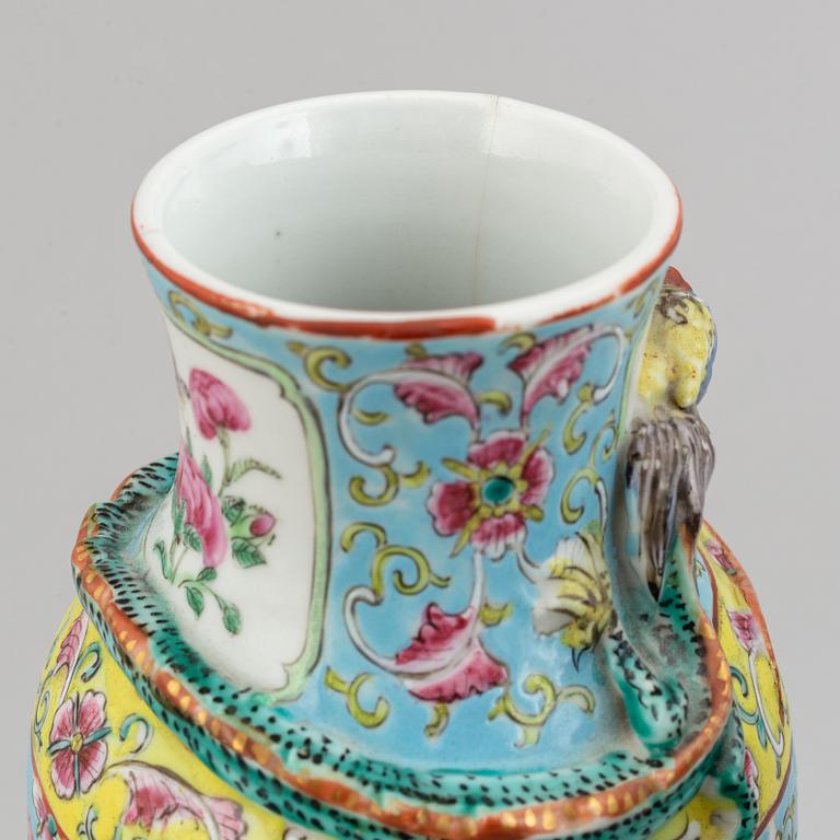 A pair of famille rose canton porcelain vases with covers, Qing dynasty, late 19th century.