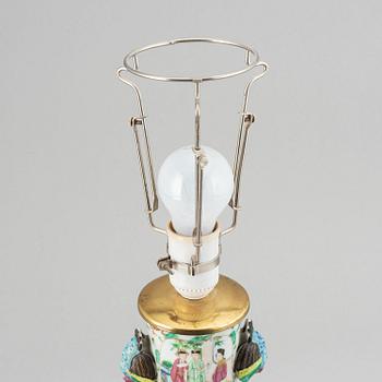 Vas, omgjord till bordslampa, kantonporslin. Qingdynastin, sent 1800-tal.