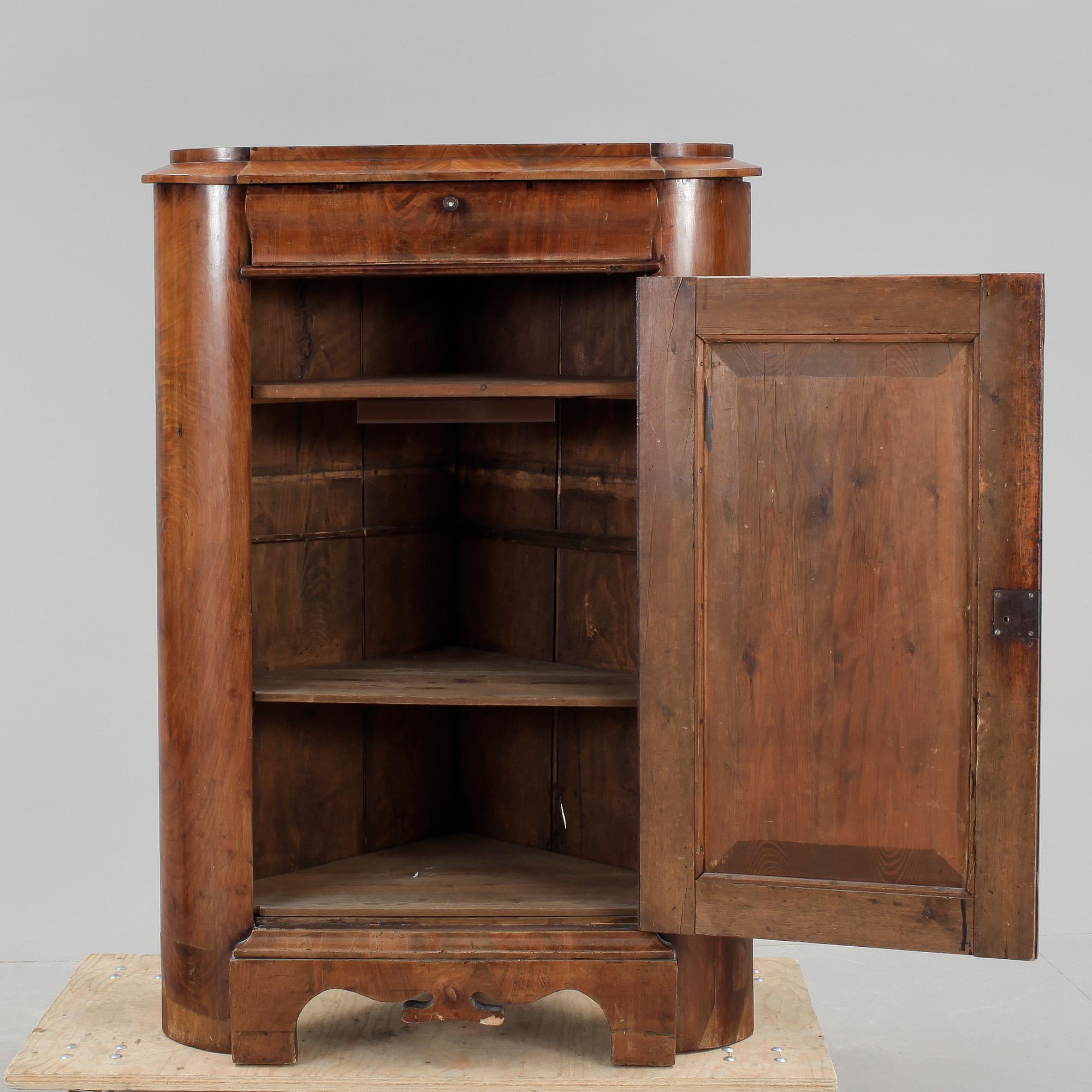 HÖRNSKÅP, Karl Johan, 1800-talets mitt.