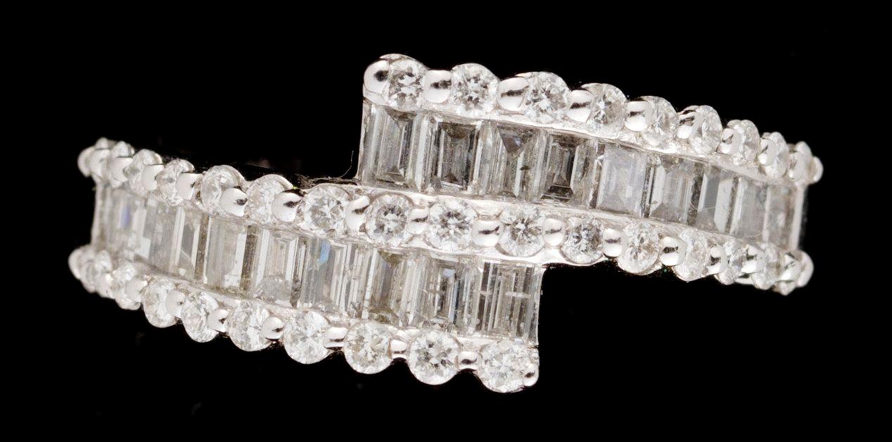 RING, 18K vitguld med briljant- och baguettslipade diamanter.