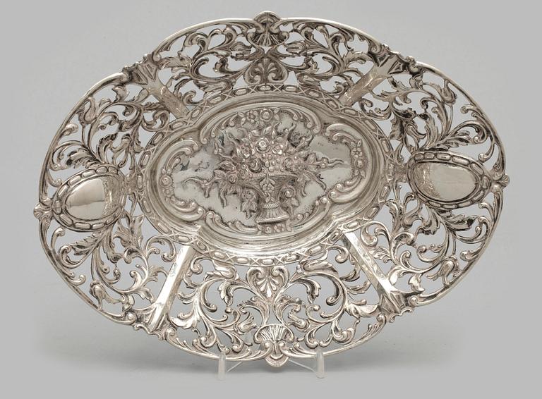 NÅLFAT, silver. 1900-tal. Vikt ca 335 g.