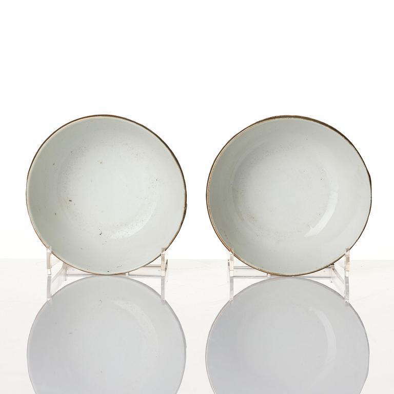 Skålar, 11 stycken porslin och korgflätning, omkring 1900.