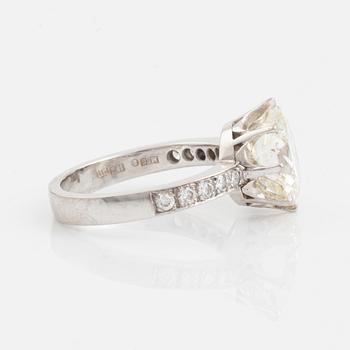 An 18K white gold ring set with a round brilliant-cut diamond.