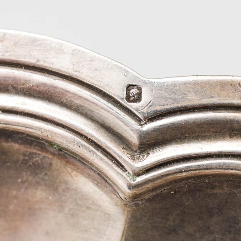 Two silver serving dishes, one marked GAB, Stockholm, Sweden 1944. Total weight 1620 g.