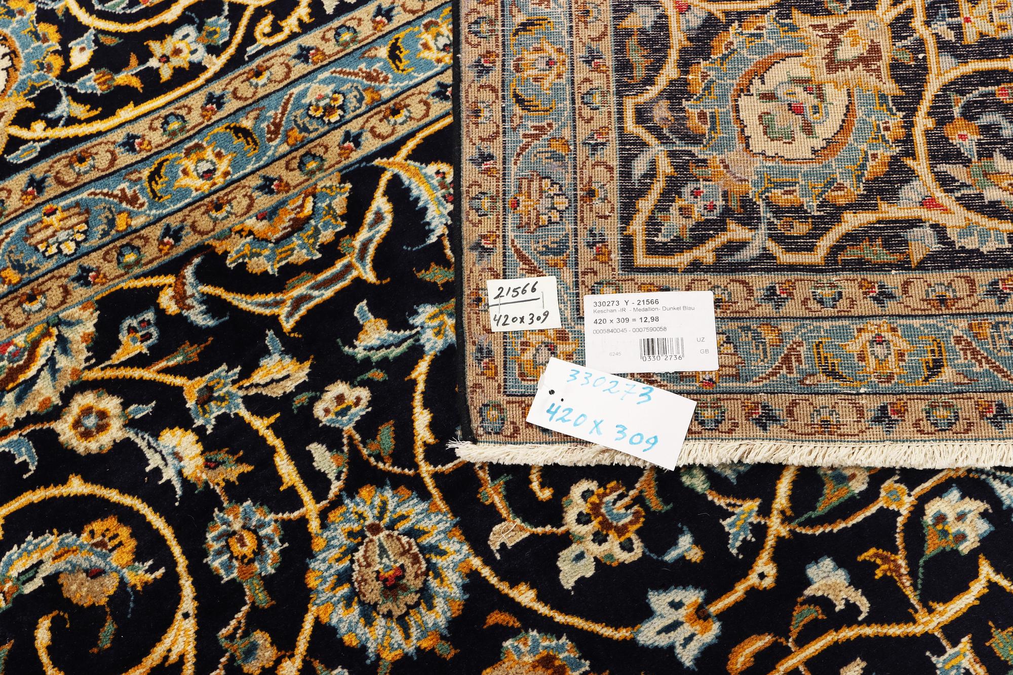 A Kashan carpet, a. 420 x 309 cm.