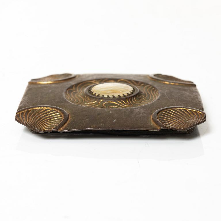 A Japanese bronze belt buckle, Meiji (1868-1912).