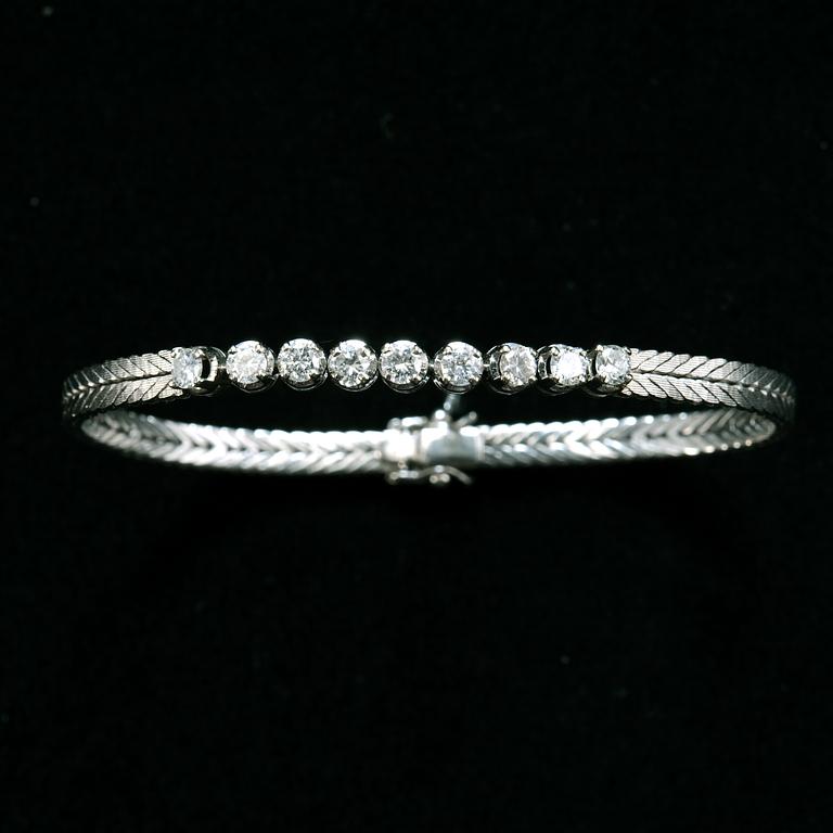 ARMBAND, 9 briljantslipade diamanter, ca 0.90 ct.