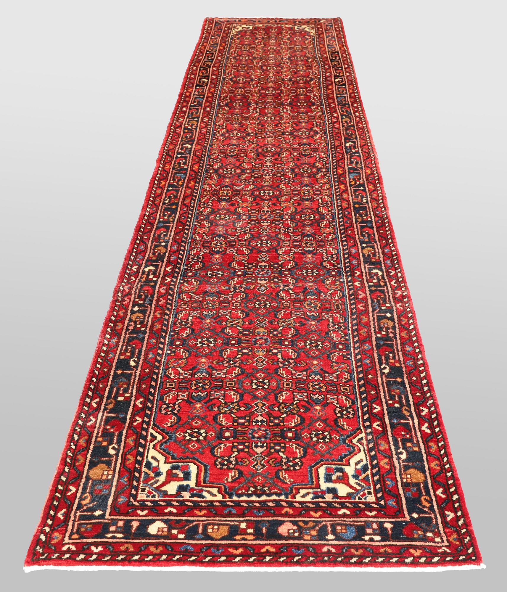 A Hamadan runner, approx. 433 x 90 cm.