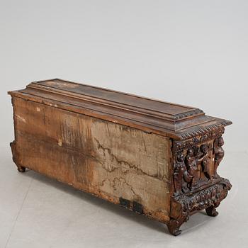 CASSONE, Renässans, Italien 1800-tal med äldre delar.