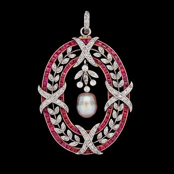 995. HÄNGSMYCKE/BROSCH, carréslipade rubiner med diamanter och grå naturlig pärla. Sekelskifte 1900.