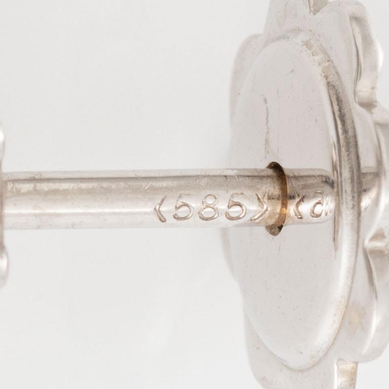 Earrings 14K white gold with brilliant cut diamonds.