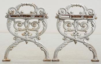 BÄNKGAVLAR, ett par, gjutjärn, sent 1800-tal.