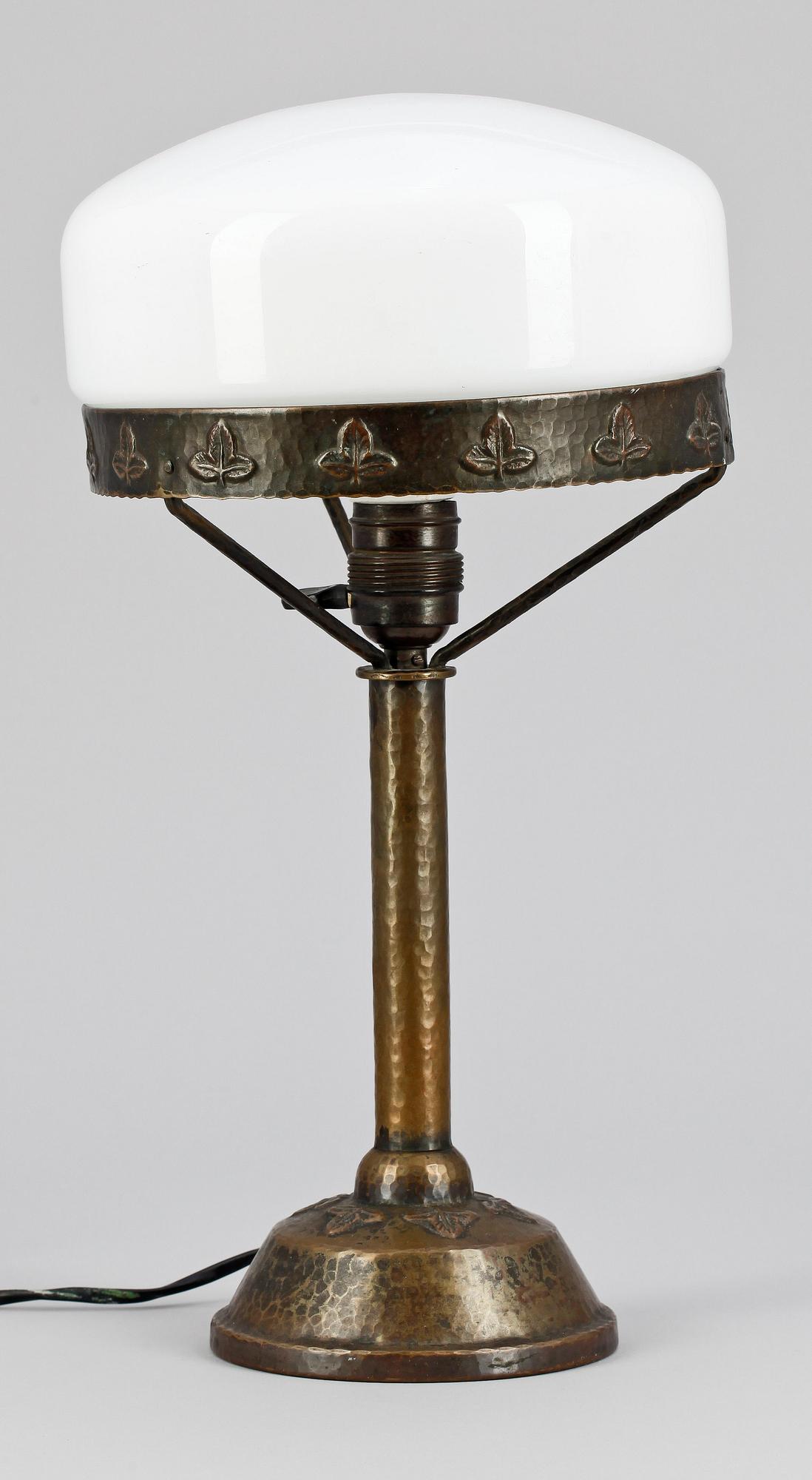 BORDSLAMPA, jugend, 1900-talets första hälft.