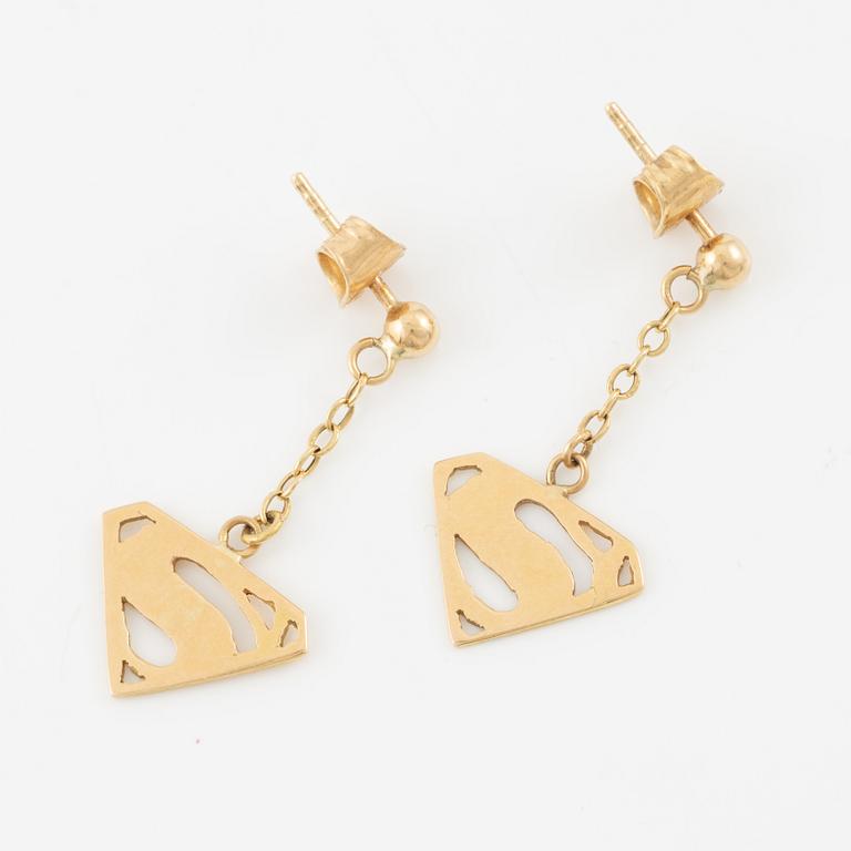 Pendant with chain and a pair of earrings, 18K gold, in the form of Superman/Superwoman logo.