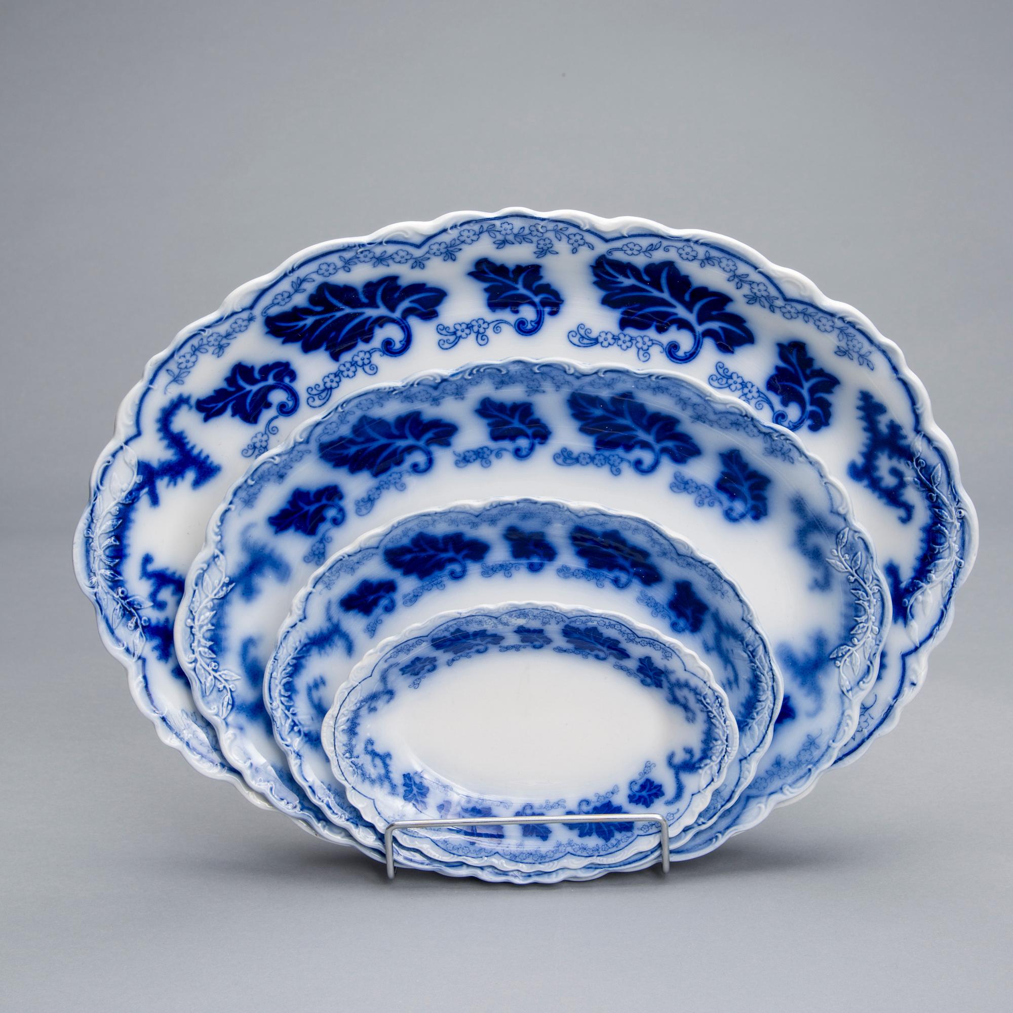 MATSERVIS, 76 delar, flintgods, "Normandy" Flow Blue, Johnson Brothers, England tidigt 1900-tal.