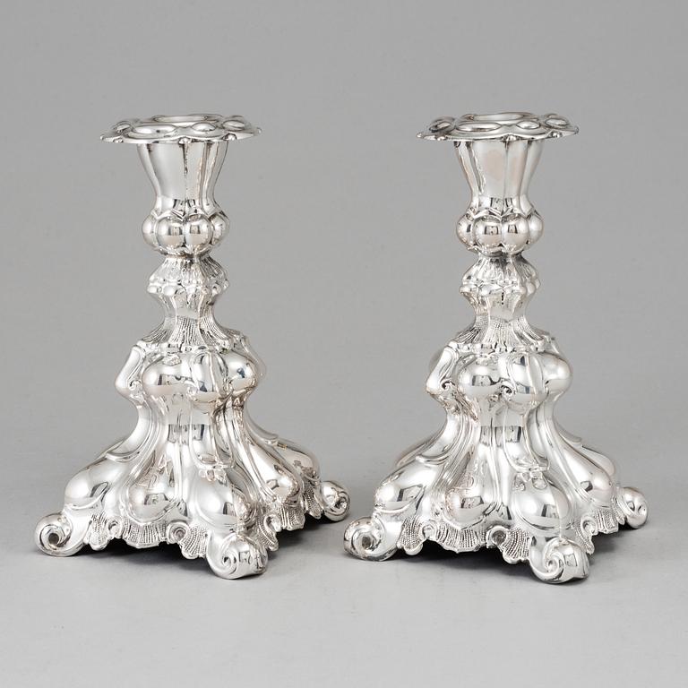 A pair of silver candle sticks.