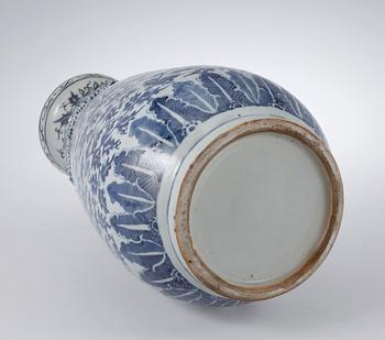 A large blue and white Qing dynasty vase (1644-1912).