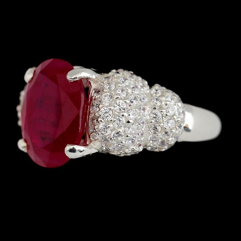 RING, vitguldspläterat sterlingsilver, rubin ca 10.00 ct, vita safirer tot ca 2.10 ct.