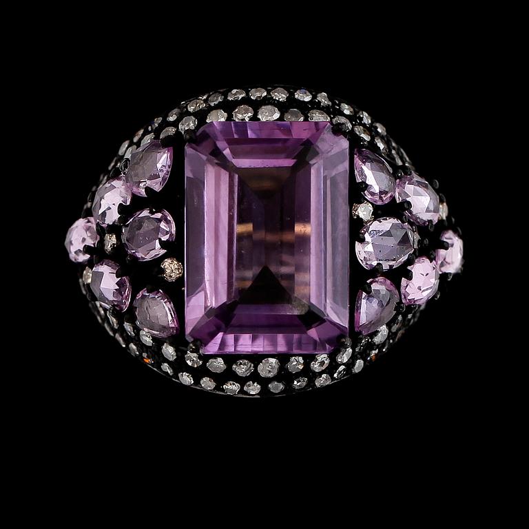 RING, guld/rhodinerat/svärtat silver, ametist ca 8.00 ct, rosa safirer tot ca 5.50 ct. diamanter tot ca 1.10 ct.