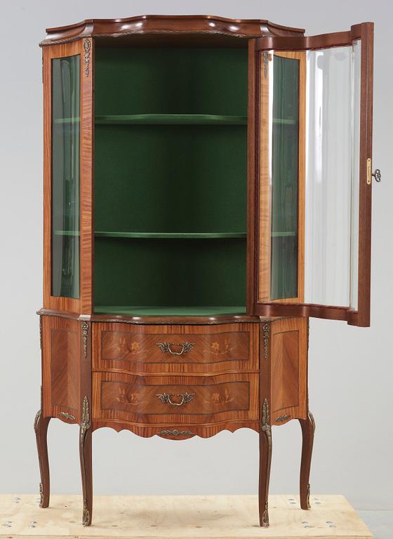 VITRINSKÅP, Louis XV-stil, omkr 1900-talets mitt.