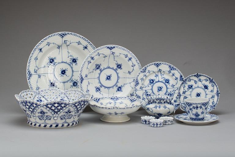SERVISDELAR, 52 delar, porslin, "Musselmalet" Royal Copenhagen, 1900-talets mitt/andra hälft.