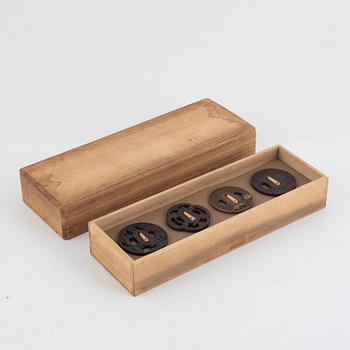 Tsuba, fyra stycken i kiri-box, järn och brons, 1700- och 1800-tal.