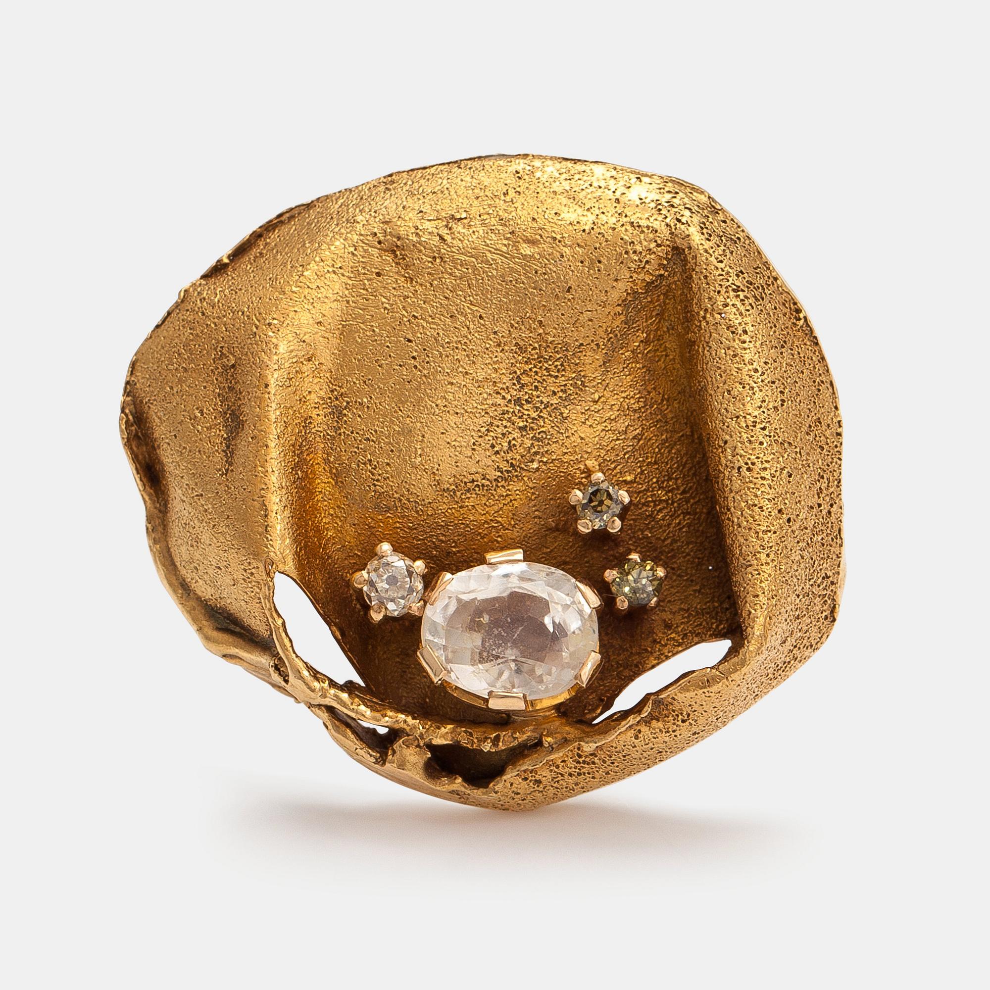 Lotta Orkomies, Brosch, 18K guld, safirer och en diamant ca 0.10 ct. A Tillander, Helsingfors 1970.