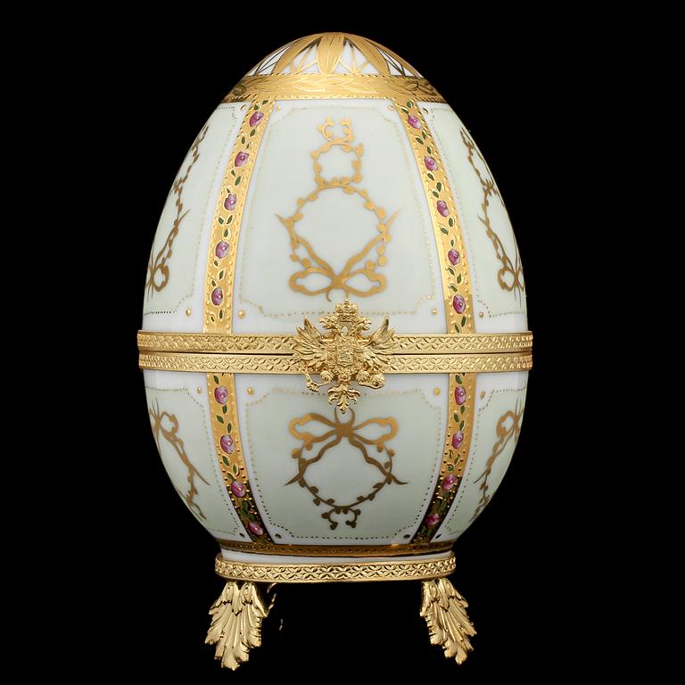 ÄGG, Fabergé collection, "Love Doves Egg", porslin och förgyllt silver, Limoges, Frankrike, 1900-talets andra hälft.