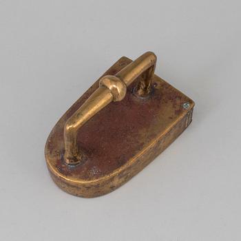 STRYKJÄRN, brons, 1600-tal.