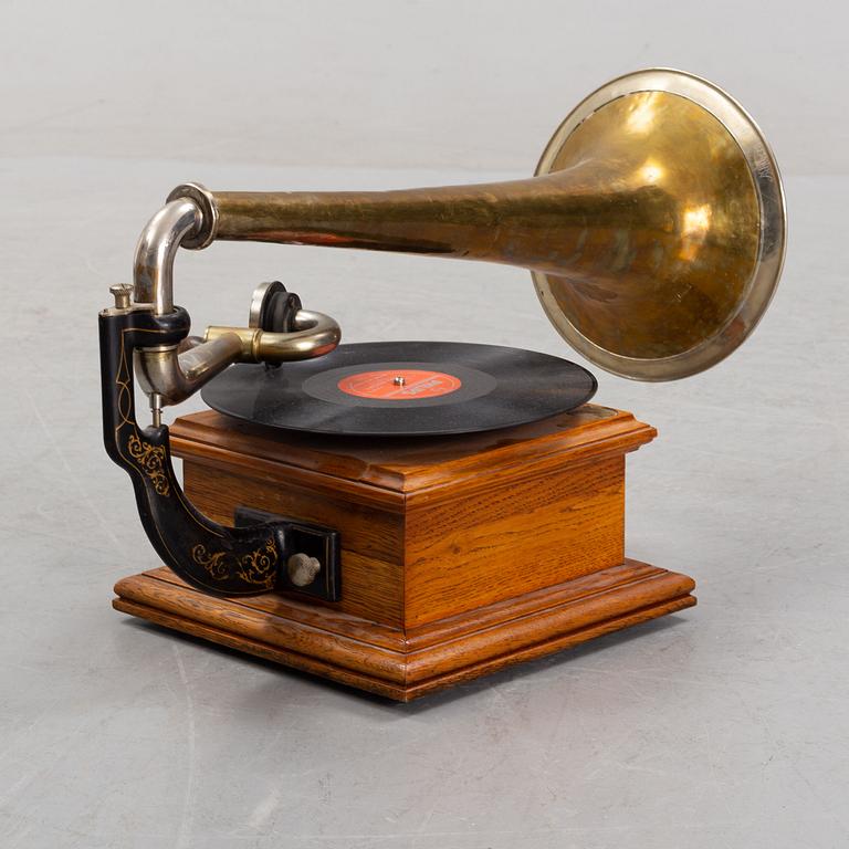 A phonograph, from around year 1900.