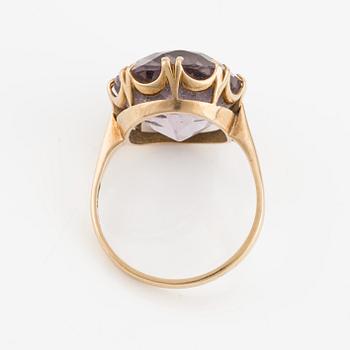 Ring, 18K guld med oval ametist.