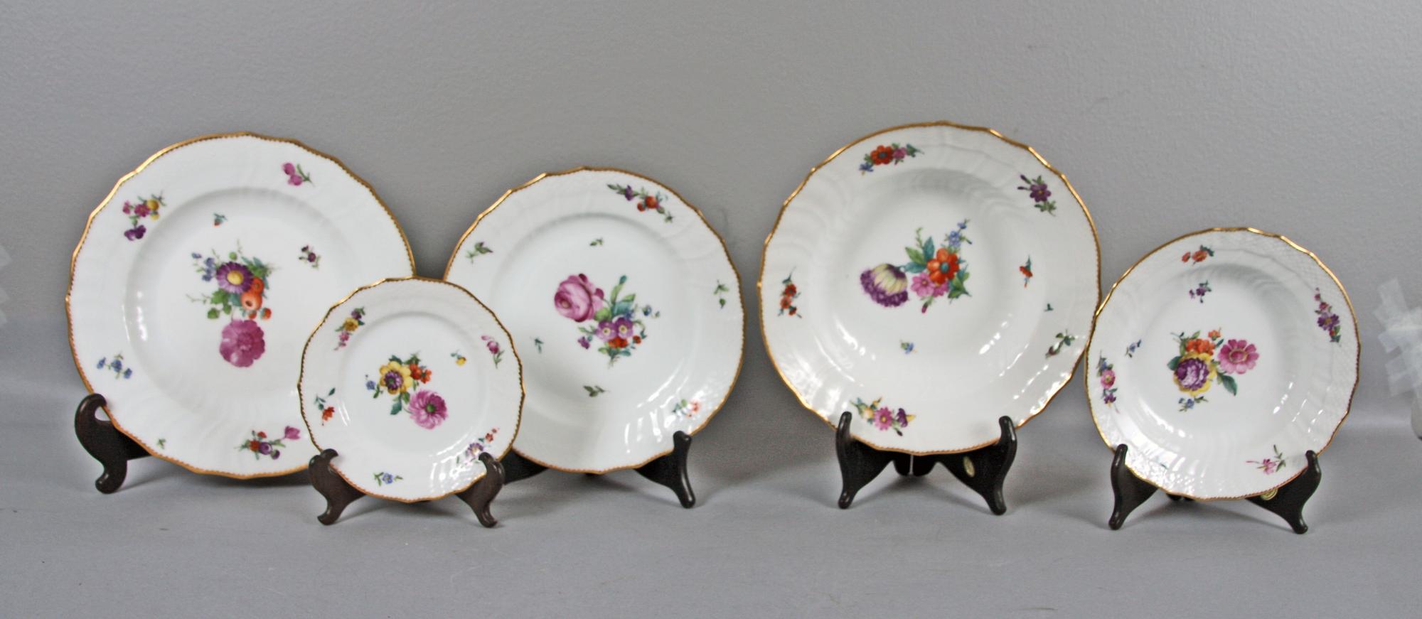 MATSERVIS, 68 delar, porslin, "Sachsisk blomst", Royal Copenhagen.