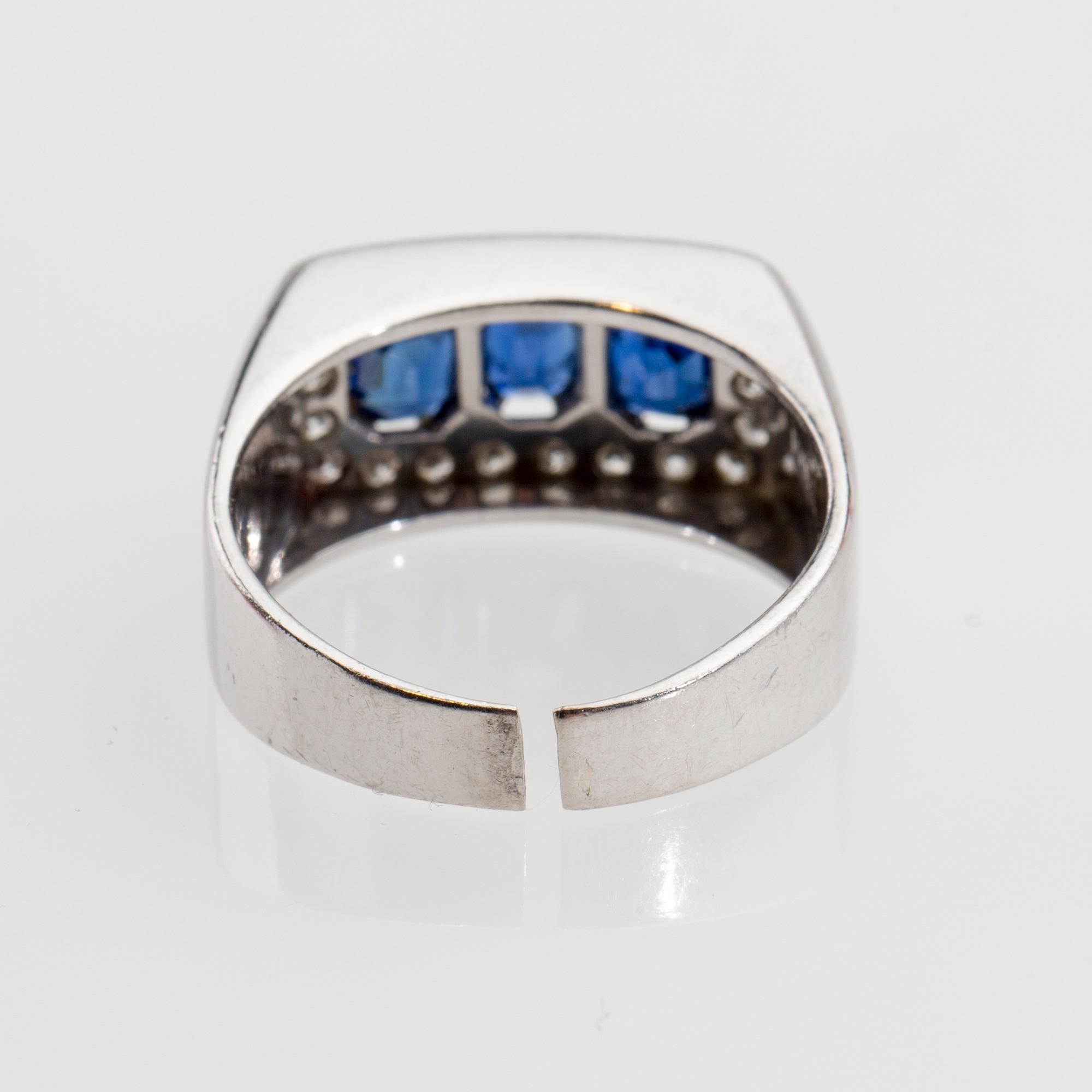 RING, 18 k vitguld med åttkantslipade diamanter ca 0.44 ct samt safirer. W A Bolin, Stockholm, 1938. Vikt ca 10 g.