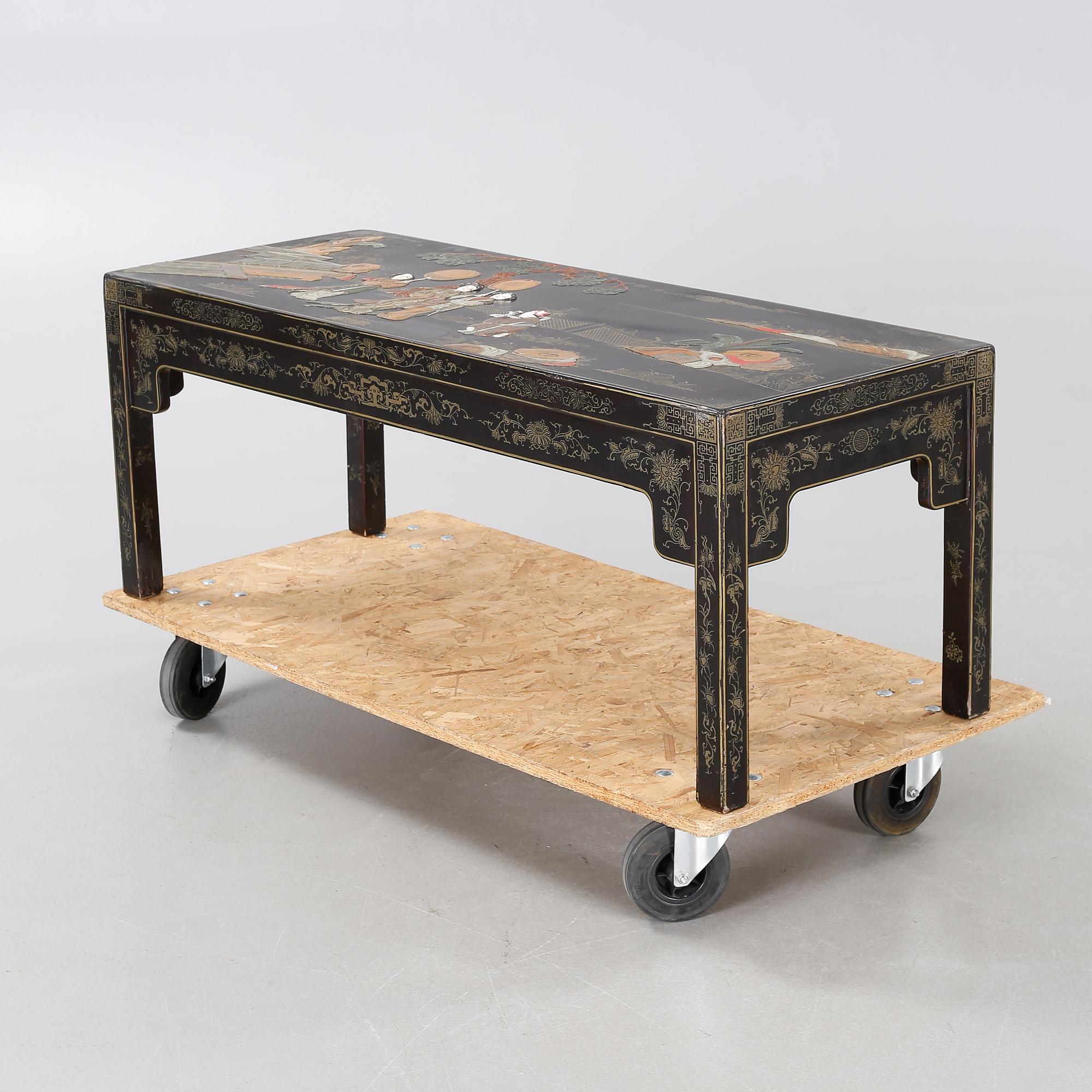 A chinese coffe table from the early 20th century.