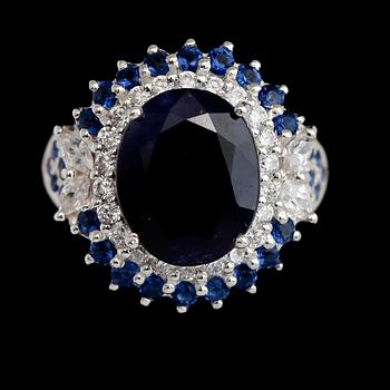 RING, vitguldspläterat sterlingsilver, blå safirer tot ca 9.35 ct. vita safirer tot ca 0.48 ct.