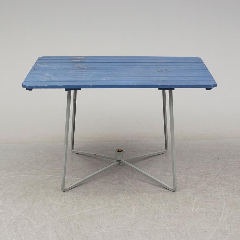 A painted garden table and four armchairs, first half of the 20th century.