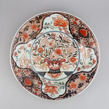 A large imari serving dish, Japan, 19th century.