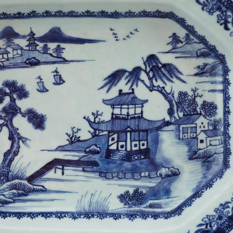 Two blue and white export porcelain serving dishes, Qing dynasty, Qianlong (1736-95).