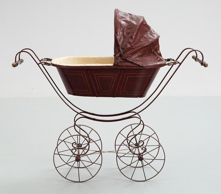 A 19th/20th century doll's pram.